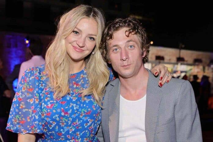 Abby Elliott and Jeremy Allen White